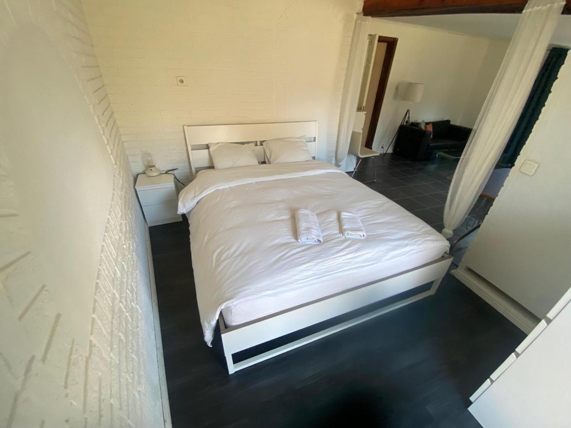 Entire Semi - Attached House 度假居 *
